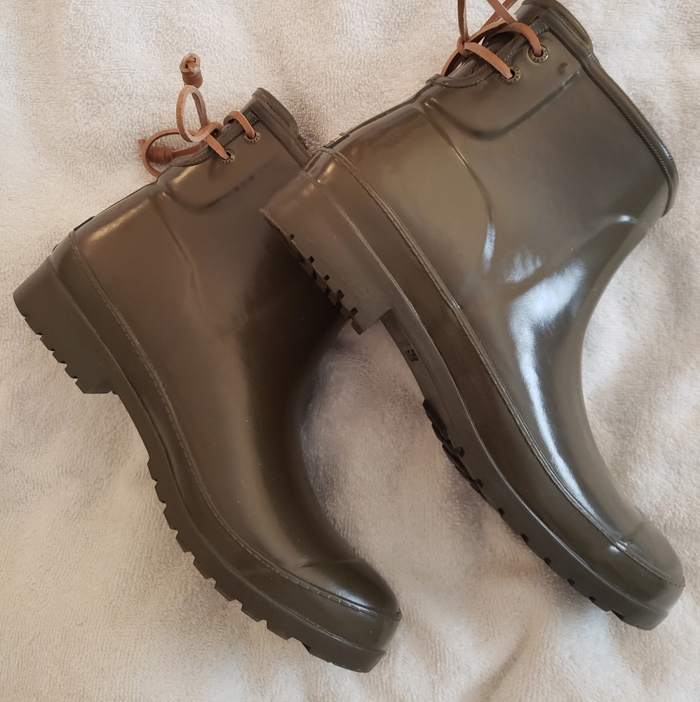 Barely worn Sperry olive green rain boots